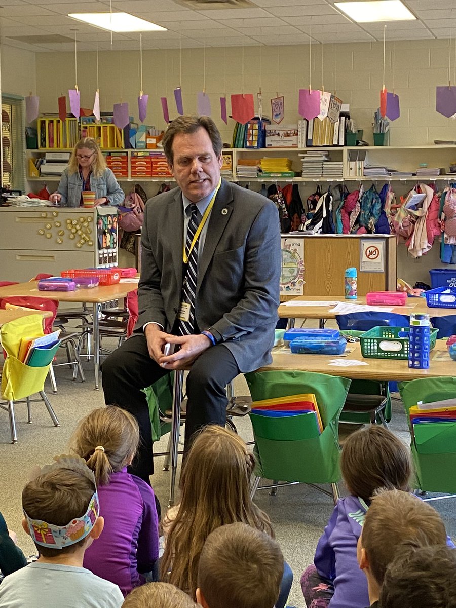 MrsBurnsKB's tweet photo. Mayor Burns was able to join the Kindergarten classes to talk about his job!  Thank you Mayor Burns!  @MrsBurnsKB @ https://t.co/snMXMBHR4p