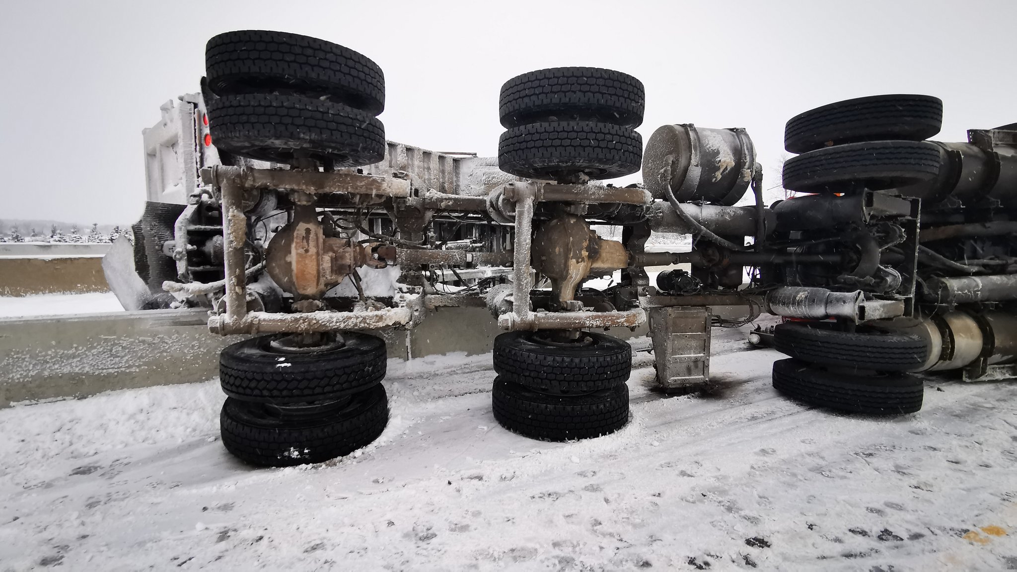 ERyKzeqXkAAl4zW?format=jpg&name=large