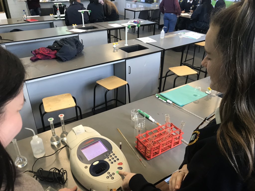 Second workshop of the day with 6th chemistry for @TCD_Chemistry - Thank you so much for your time & expertise. It makes such a difference to our students seeing these spectrometers in use. #realscience  #practicalscience #sciencepromotion