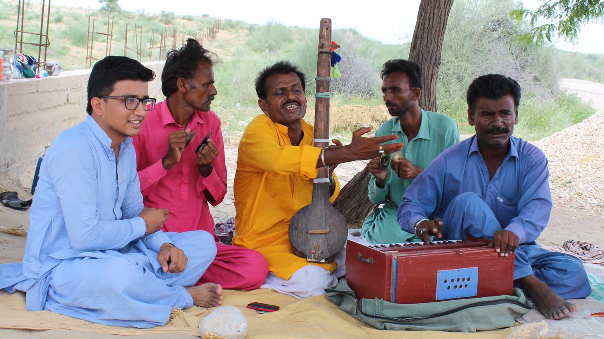 MathraniSanjai's tweet photo. When you'll arrive at #GoriTemple, the temple, with fresco art and marble carvings, was built by a #Jain worshipper in the #16thcentury. These local folk singers will welcome you with 'O maara mithra re mehmaan bhale aawya re'. https://t.co/p7kbiFoele