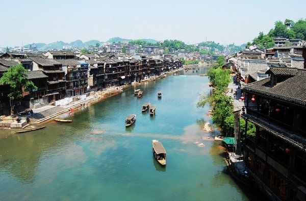 TrailsChina's tweet photo. These remarkable images are of the ancient town of #Fenghuang in the #Hunan Province. 'Fenghuang' is Chinese for 'Phoenix', the mythical bird of longevity that is consumed by fire to be re-born again from the flames. #China 
Photos from @TravelShaanxi https://t.co/rvISU6JSKw https://t.co/GV7YIhj15M
