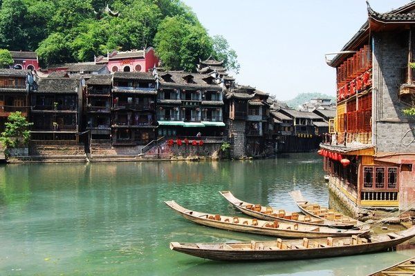 TrailsChina's tweet photo. These remarkable images are of the ancient town of #Fenghuang in the #Hunan Province. 'Fenghuang' is Chinese for 'Phoenix', the mythical bird of longevity that is consumed by fire to be re-born again from the flames. #China 
Photos from @TravelShaanxi https://t.co/rvISU6JSKw https://t.co/GV7YIhj15M