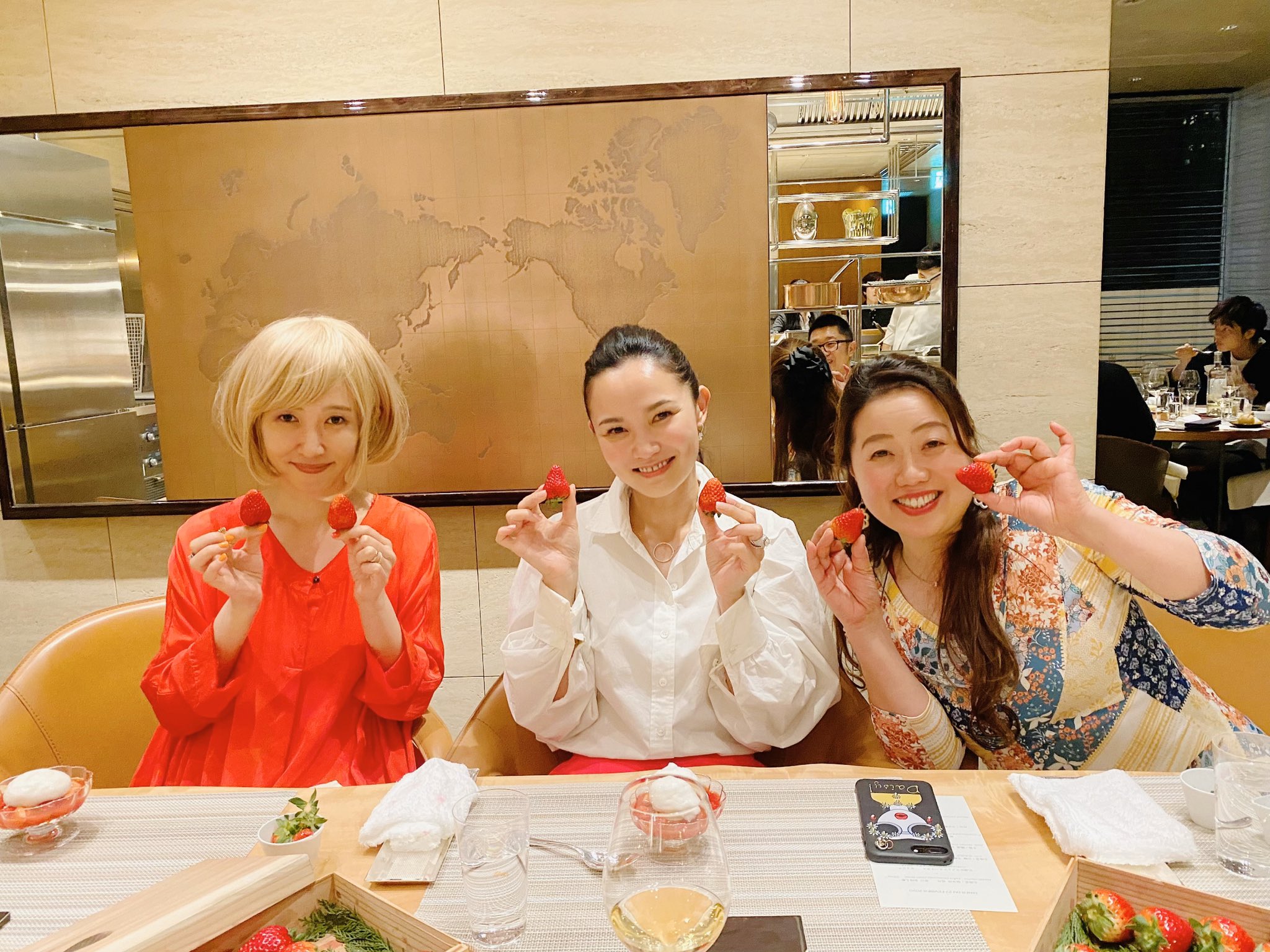 キャメレオン竹田 箱根吟遊の若女将まみさん 浅見帆帆子ちゃん わたしの 毎年恒例の誕生会中 スガラボにて キャメレオン竹田 箱根吟遊 浅見帆帆子 スガラボ T Co Ebletsezgr Twitter