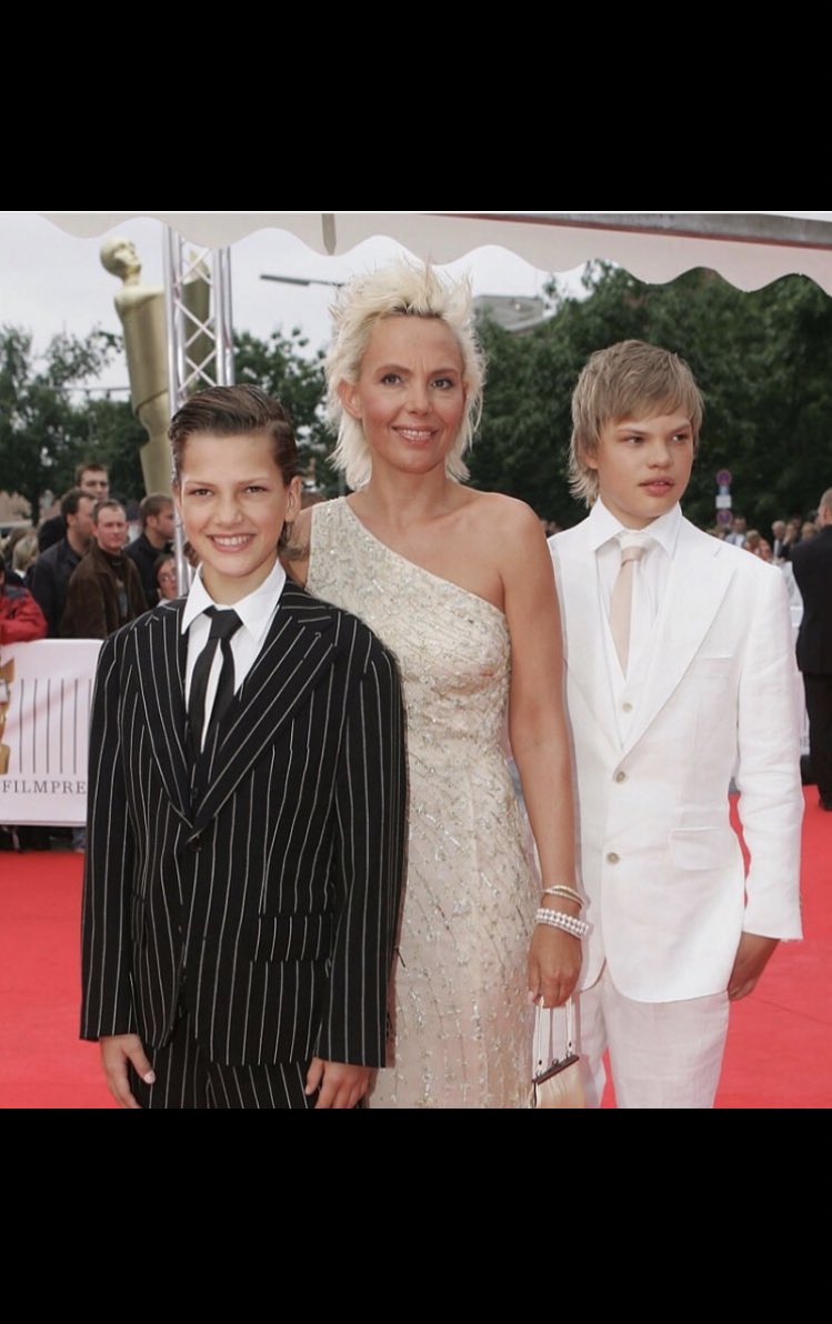 die familie in der grundschule die damals den ersten bmw x5 hatte, zu hause nie den herd benutzt hat und dann nach scheidung die frau im möbelhaus arbeiten musste