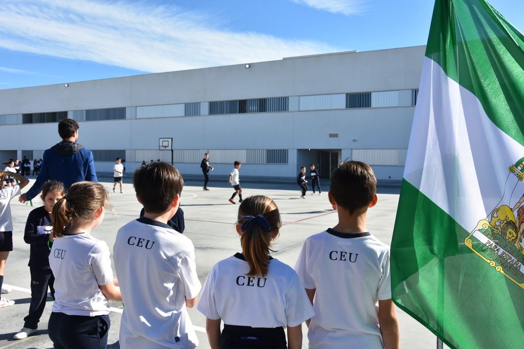 CEUAndalucia's tweet photo. El Colegio CEU San Pablo Sevilla conmemora el #DiadeAndalucia. El centro ha hecho coincidir la celebración de esta efeméride con la III edición del Día del Deporte,fomentando la participación de todos los alumnos y el trabajo en equipo https://t.co/4ToeUcoR8d https://t.co/tsMxBm6kLx