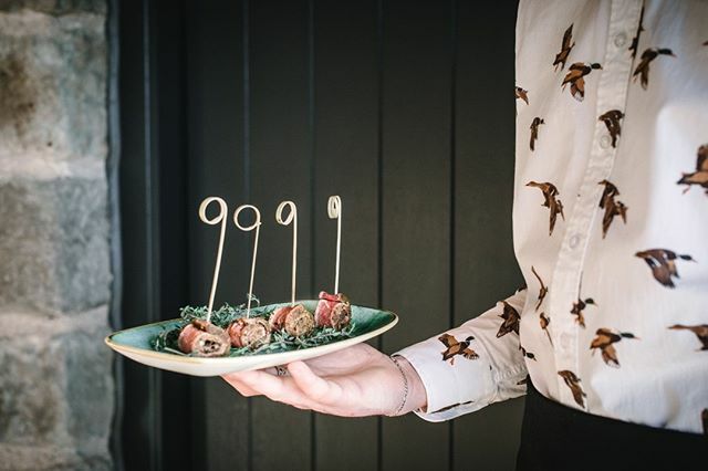 LovEventsUK's tweet photo. We think canapés are such a joy to eat and share! 💛⠀
⠀
Slightly fiddly but 100% worth it – they set the scene to the start of any event!⠀
⠀
#LovEvents  #EventChefs #Canapés #PrivateEvents #Hospitality #HotCanapes #FingerFood #SmallEats #ScottishP… https://t.co/xftJ9vDlCY https://t.co/mvtOVKek4v
