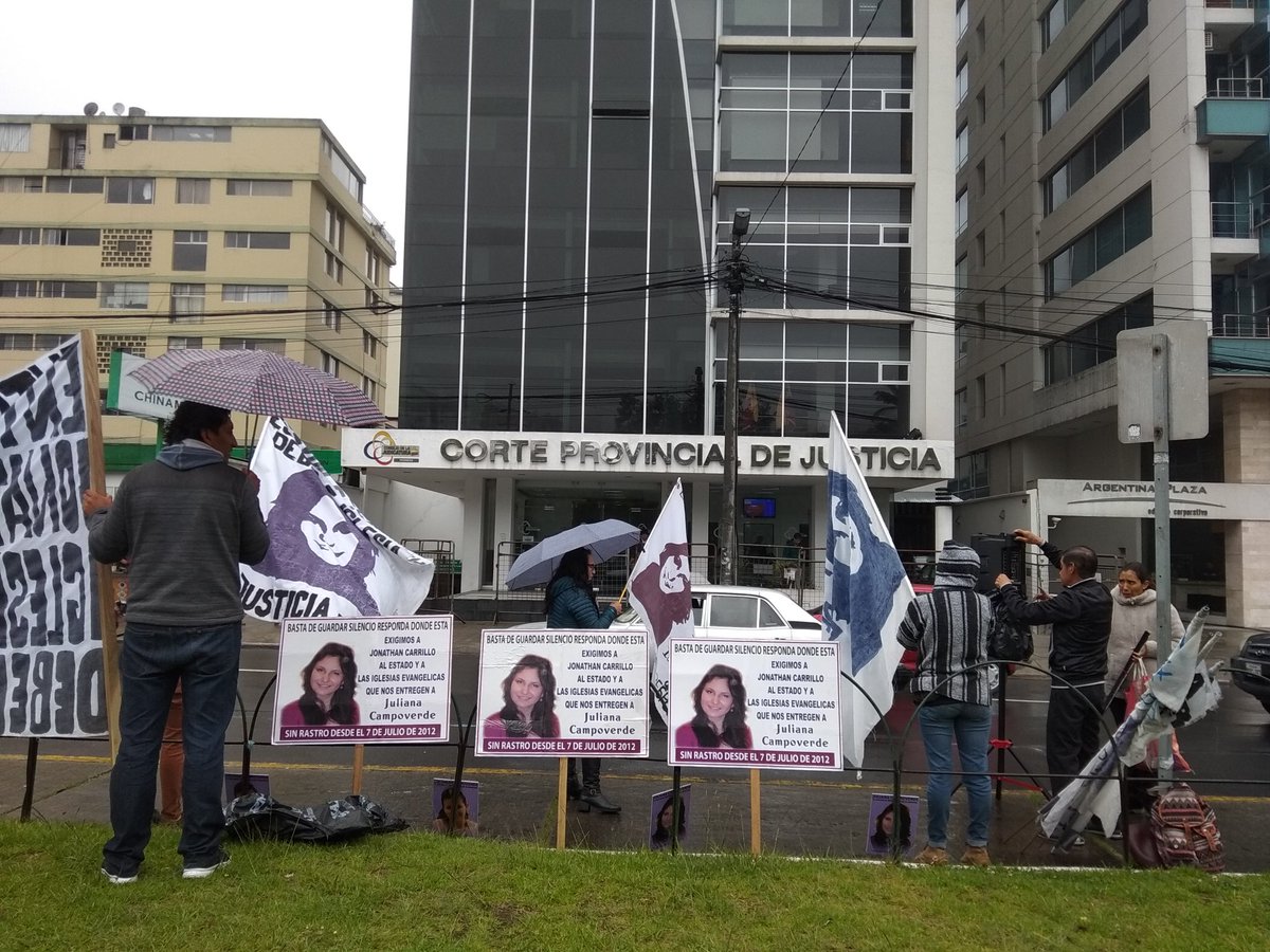 inredh1's tweet photo. #Ahora
Se instaló el plantón #ContigoJuly en los exteriores de la #CorteProvincialDeJusticia cerca de la plaza Argentina, norte de Quito. Hoy no se realizará la audiencia por el caso de #JulianaCampoverde, fue diferida al 13 de marzo por el cambio de tribunal. #JusticiaParaJuly https://t.co/Tl7YO6qKaf