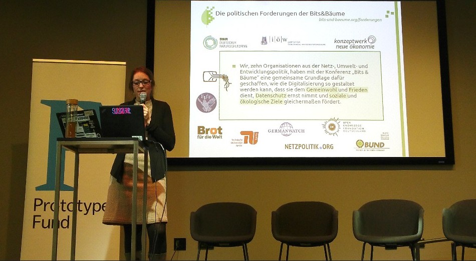 bitsundbaeume's tweet photo. Keynote beim #Prototypefund: Juliane Krüger erinnert daran, dass #Digitalisierung ein #Werkzeug für einen Zweck ist, ja sein muss: Die sozial-ökologische Transformation hin zu einer nachhaltigen Gesellschaft. Danke für Euren Beitrag, @prototypefund/@okfde. #bitsundbäume https://t.co/tvi78R8TTw