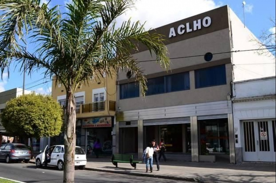 RealpolitikFM's tweet photo. AHORA #MCI | Luis Rosas, presidente de la Asociación Comercial Los Hornos (#ACLHO), analiza el impacto económico en los comercios del barrio tras el feriado de carnaval.
Seguilo por https://t.co/a1DOKF4TRO 💻 https://t.co/KKPUnf93st