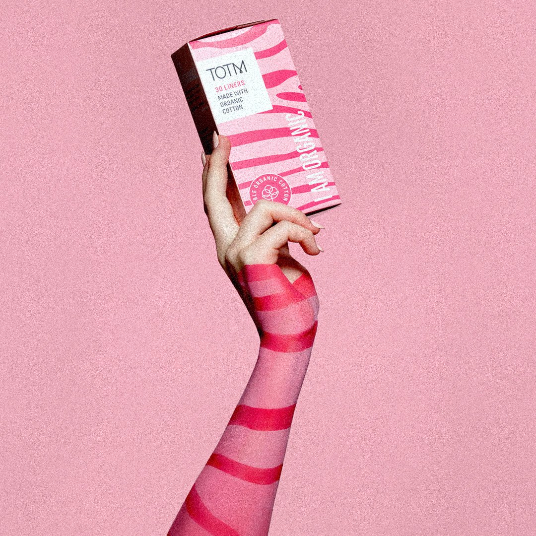 totmorganic's tweet photo. Hands in the air if you aren't going to hide your period care anymore 🙋♀️
75% of people we asked have hid their tampon before. Not hiding your tampons can help end the stigma surrounding menstruation. The more we see period products, the more normal they become ✨ #PeriodPowerful https://t.co/PEwo69iTUC