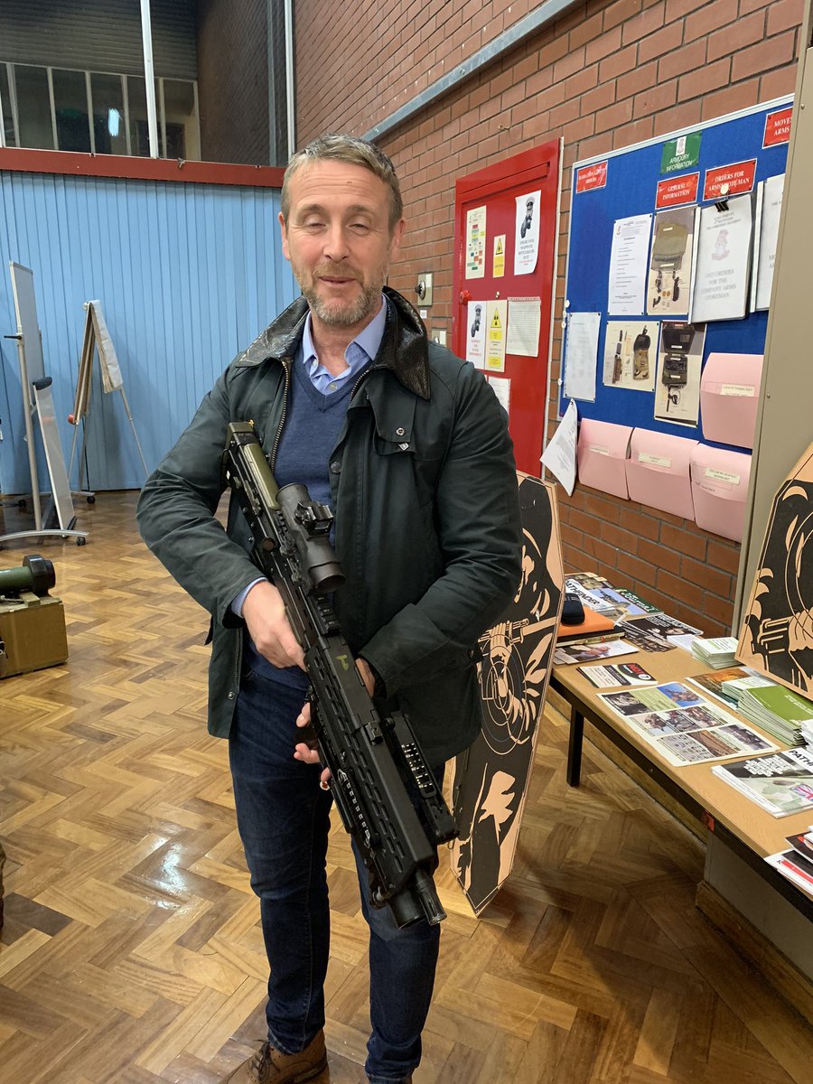 Paul and Trev take a break to check out the <a href="/BritishArmy/">British Army 🇬🇧</a> reservists, <a href="/THull4heroes/">trevor.Hull4Heroes</a> signs up to join the @YORKS_REGT reserves OMG what have they let themselves in for 😂😂😂