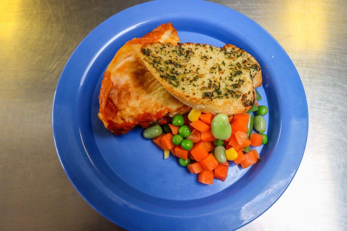 ForerunnerMeals's tweet image. We are proud to serve up tasty and nutritious meals to the children at our schools in Dorset. Today’s vegetarian option is a very popular choice – vegetable lasagne served with mixed vegetables and garlic bread. hotmealsonwheels.com #dorset #schoolsmeals #edutwitter