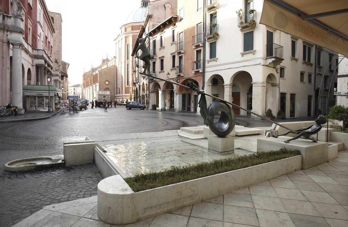 Al via i lavori di #restauro della #fontanadeibambini in centro a #Vicenza, realizzata da #margraf nel 1984 su progetto dell'Arch. #VittorioVeller e dell'artista #NereoQuagliato.
