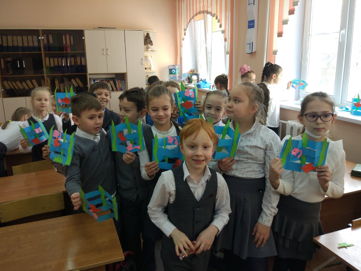 Сегодня сотрудники картинной галереи побывали в гостях у гимназии № 3 и провели для школьников мероприятие «На просторах Волжского Понизовья». Дети узнали о картинах художников, посвящённых Астраханскому краю и Волге, и «смастерили» свой подводный мир! #догадинка #астрахань