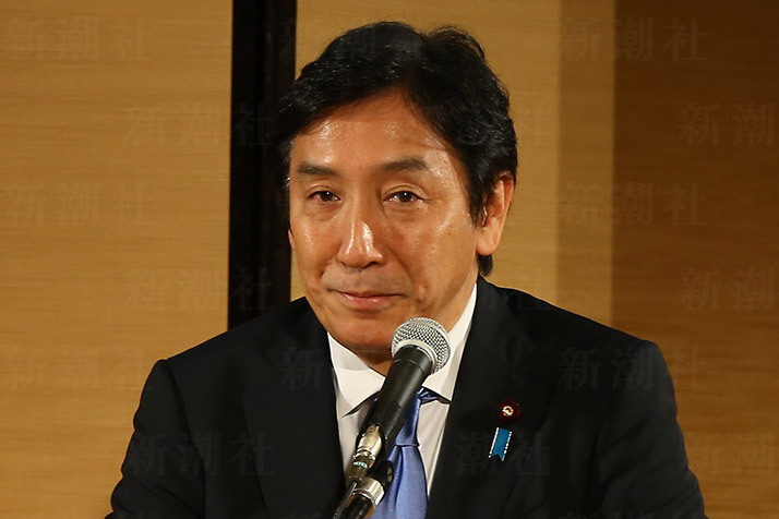 voz_never4get7's tweet photo. 菅原一秀。自選挙区の有権者にメロンやカニなどの高級品を贈っていた有権者買収疑惑。国会で追及されると「確認させる」との答弁。これがでっち上げなら即否定するはずだが、煮え切らない回答で時間稼ぎ。結局世間が忘れていくのを狙っている。そうはさせないぞ！https://t.co/HkoGHSASU5