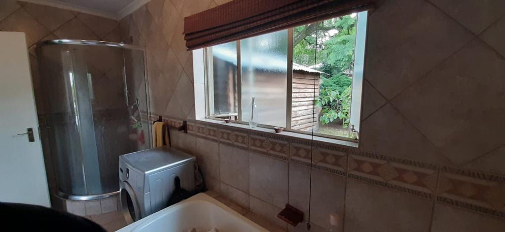 all_letting's tweet photo. Big bachelor unit with full bathroom, space for washing machine and kitchenette. Fully tiled

R4900 including water and lights
Deposit R7350.
One person
No pets
One car
Available for Occupation : 1 March 2020

89 2nd Avenue, Edenvale
060.729.9427
#AllSpaceLetting https://t.co/RWJRU73XkX