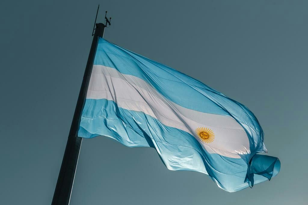 rriccaardo's tweet photo. Hoy desde la autopista se puede volver a ver flamear la Bandera Argentina (la.segunda más grande del país)  en el museo malvinas después de 4 años de macrismo #MalvinasArgentinas  #Sobereania #mmlpqtp #MiQueridoRey #BuenJueves https://t.co/1xLyYLxZRc