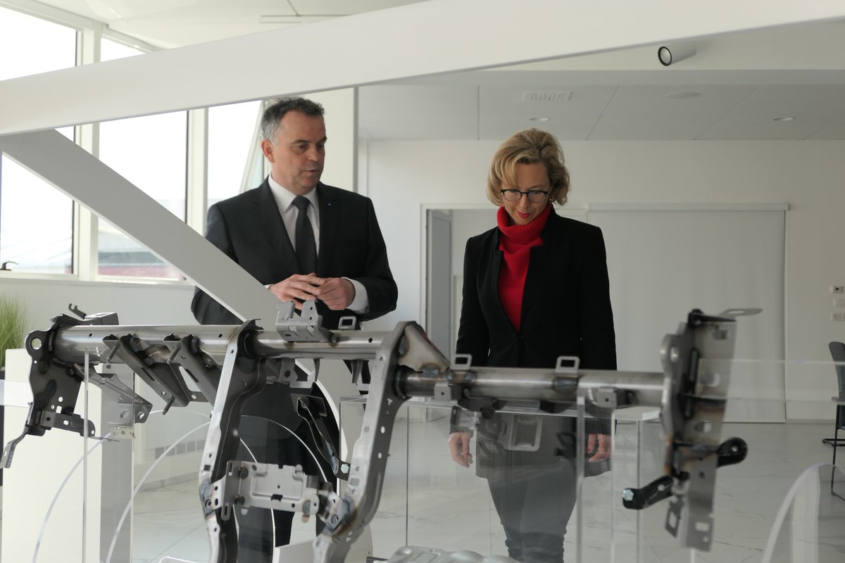 FranceSlovenie's tweet photo. Déplacement de l'ambassadrice de 🇫🇷 @FerrariFv à @MO_Novomesto , #TPVGroup, #AdriaMobil : https://t.co/MhFiGH0O5V https://t.co/Z3yIqOM3Wq