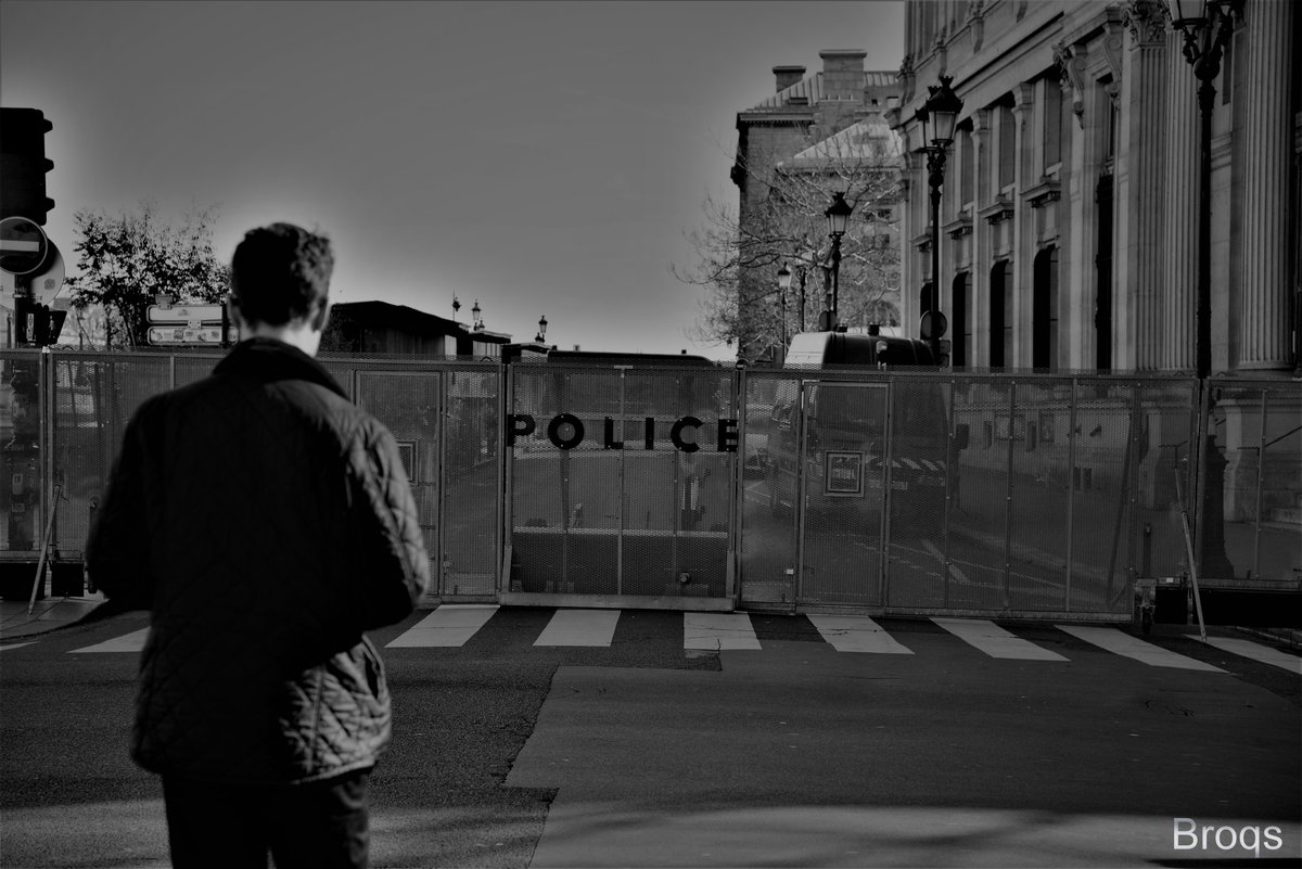 Broqs1's tweet photo. #Acte66 des #GiletsJaunes à #Paris
#manifestation malgré l'interdiction de la @prefpolice https://t.co/EeE6XdBOsc