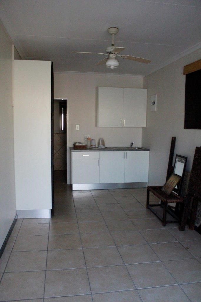 all_letting's tweet photo. Cosy bachelor unit with bath/shower, toilet and basin. Kitchen and store room. Fully tiled.

R4500 per month including water and lights.
One person only
Deposit R6750
No pets
One car
Available for Occupation : 1 March 2020

89 2nd Avenue, Edenvale
060.729.9427
#AllSpaceLetting https://t.co/obx3giBKeP