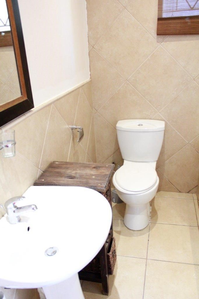 all_letting's tweet photo. Cosy bachelor unit with bath/shower, toilet and basin. Kitchen and store room. Fully tiled.

R4500 per month including water and lights.
One person only
Deposit R6750
No pets
One car
Available for Occupation : 1 March 2020

89 2nd Avenue, Edenvale
060.729.9427
#AllSpaceLetting https://t.co/obx3giBKeP