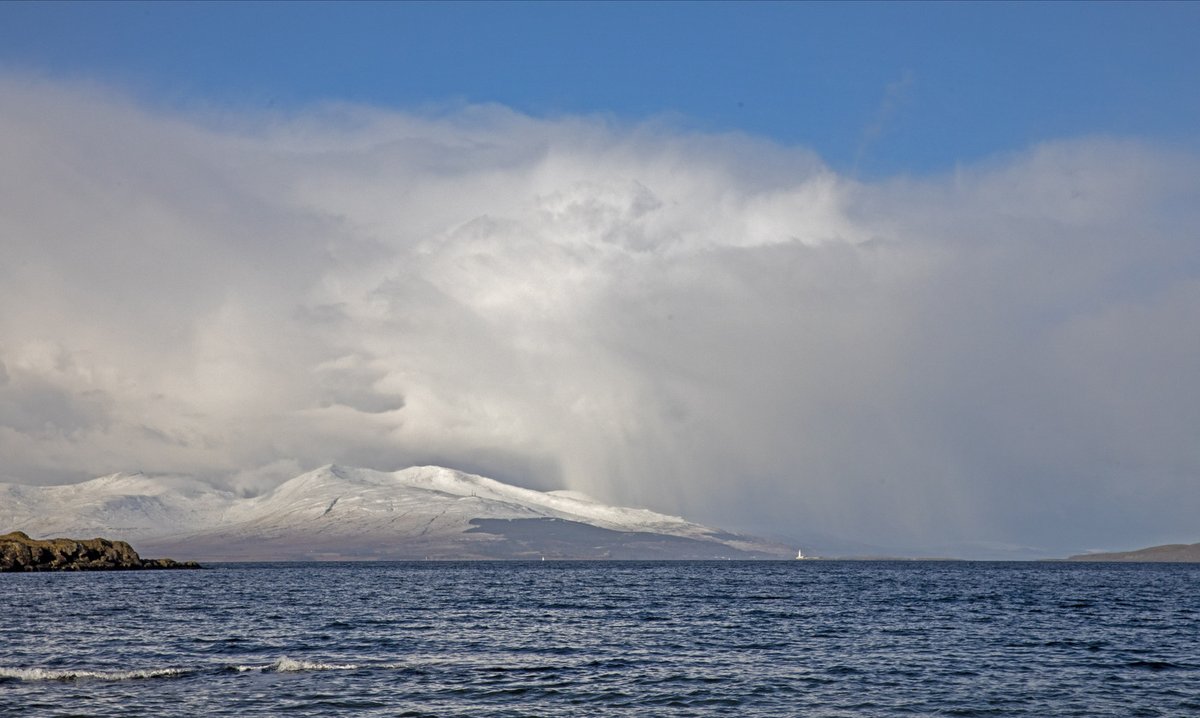 StephenLawson52's tweet photo. Snow showers over Isle of Mull.@miloveoban @obantweet @StormHour #Oban #Snowing #snowuk #myargyll #Scotland #westisbest #Weather #ScotSpirit #VisitScotland https://t.co/eWLRkFdFnd
