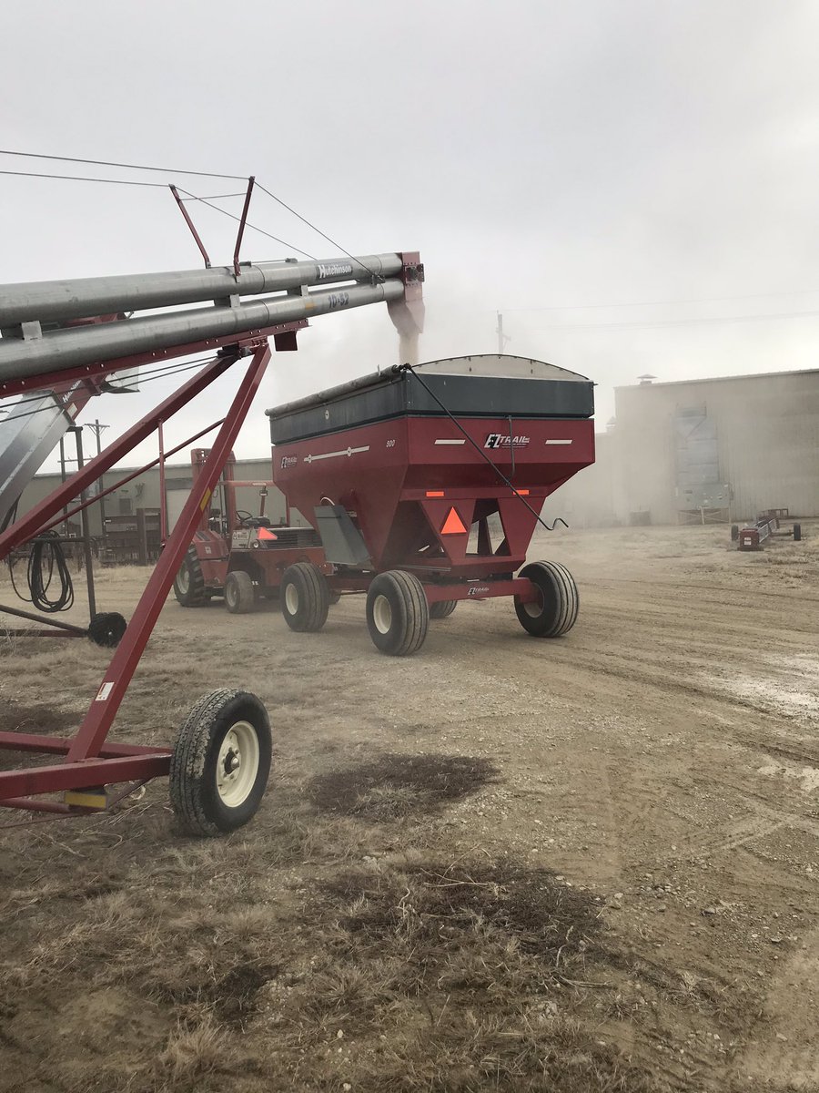 AgiSpenny's tweet photo. Great week with the Canadian Sales team at @Hutchmayrath learning about their Chain and Paddle - Double Run and loop systems!! An amazing way for both portable and stationary crop handling especially for filling your #Necodryer !! Canada get ready! @AgGrowthIntl https://t.co/coPPU9POlv