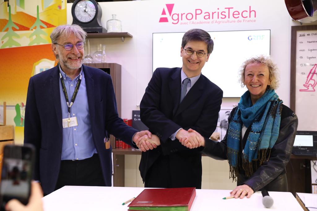 <a href="/AgroParisTech/">AgroParisTech</a> et sa Fondation fiers de signer un accord-cadre avec <a href="/GRDF/">GRDF</a> pour le développement de la méthanisation agricole !
#SIA2020