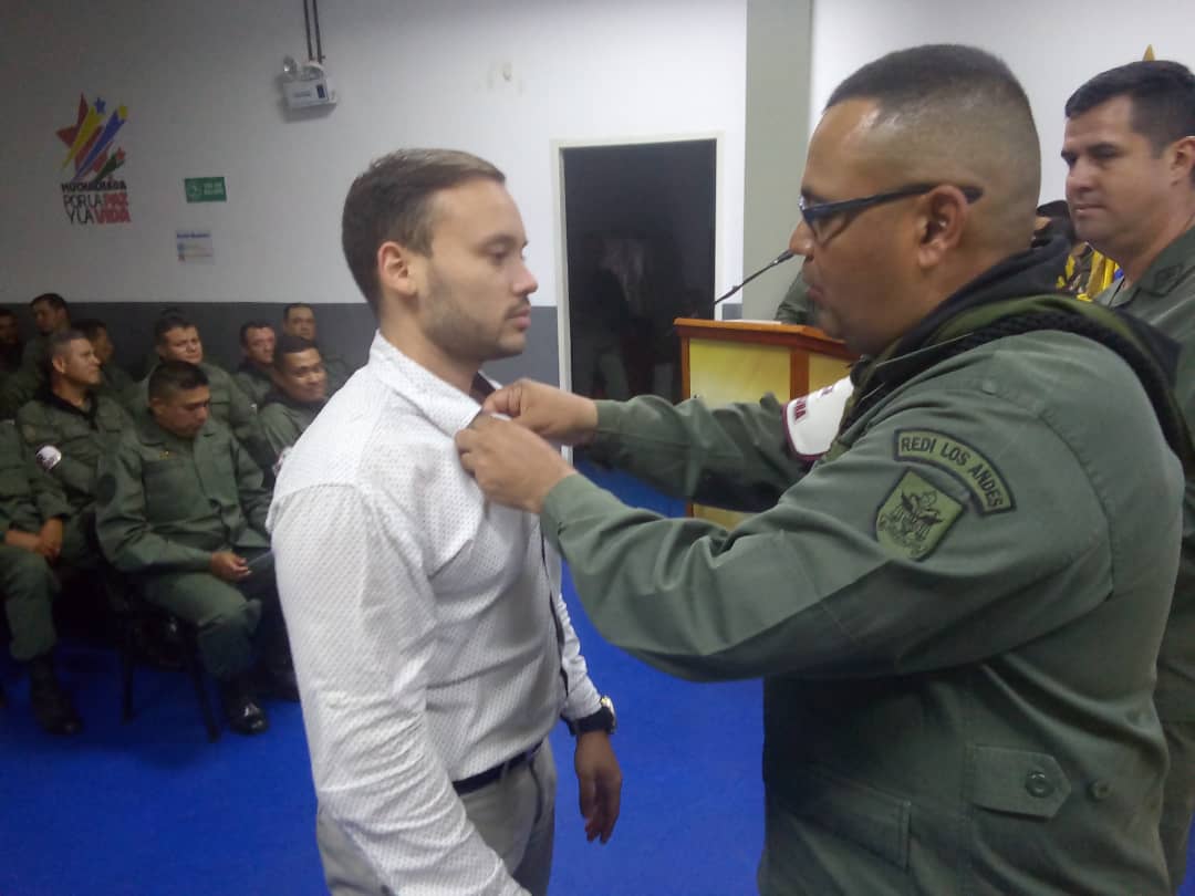 Gracias al comandante Ochoa Jefe de DESUR TÁCHIRA recibo con honor el Botón de DESUR Táchira para seguir en batalla con nuestra GNB al servicio del pueblo