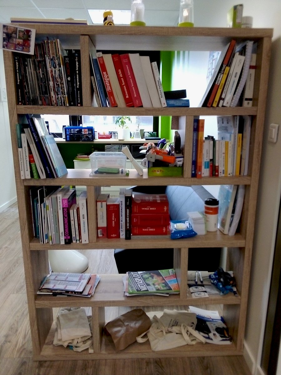 AlgoSecure's tweet photo. Le partage de connaissance est une discipline chère à nos yeux.
C'est pourquoi nous possédons une bibliothèque dans laquelle chacun peut apporter ses références culturelles ou professionnelles !
Et vous, quels sont vos ouvrages de référence ?

#partagedeconnaissance #Algosecure https://t.co/WfrZqMzwJ6