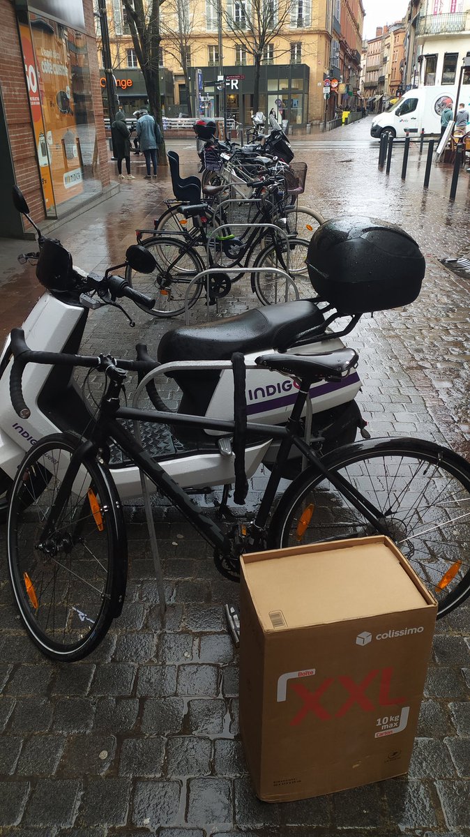 2secondes1's tweet photo. Aller encore une devinette, ou est l'intrus ??
#toulouse @Toulouse @jlmoudenc @GroupIndigo_ #gcum #ouimaislescyclistes #2secondes https://t.co/b86IFofkLa
