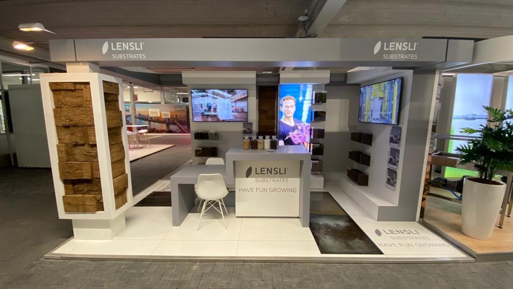 LensliS's tweet photo. Inmiddels staat onze Lensli presentatiestand in het mooie @WorldHortiCentr in Naaldwijk. Ben je in de buurt; het is zeker een bezoek waard! #ontdeklensli #meetingpoint #trots #substrates #HAVEFUNGROWING https://t.co/AuG6L94vAW