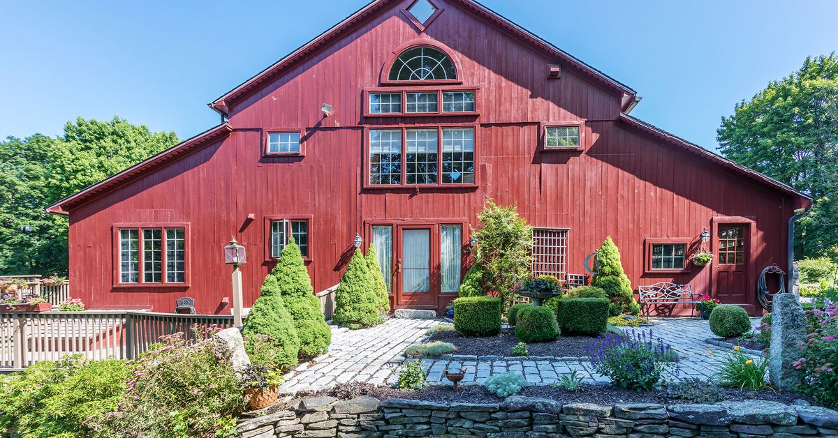 Historic barn conversion asks $525K curbed.com/2020/2/25/2115…