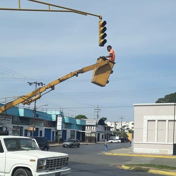 PuestoComandoRA's tweet photo. #27Feb Gracias a la Gestión del Gdor @RMarcoTorres la alcaldía del Mcpio #Girardot y el equipo de #Semaforización realizó la reparación de luminarias en la intersección de la Avenida Bermúdez.
#TrumpLaAmenazaEresTu
@Mary_RomeroP
@amigosdemaracay
@MVzlaBella https://t.co/mJpxXLiuqv