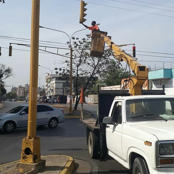 PuestoComandoRA's tweet photo. #27Feb Gracias a la Gestión del Gdor @RMarcoTorres la alcaldía del Mcpio #Girardot y el equipo de #Semaforización realizó la reparación de luminarias en la intersección de la Avenida Bermúdez.
#TrumpLaAmenazaEresTu
@Mary_RomeroP
@amigosdemaracay
@MVzlaBella https://t.co/mJpxXLiuqv
