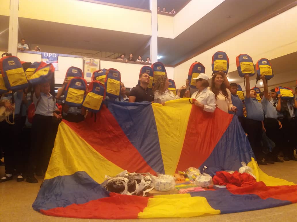 Rosusf23's tweet photo. Aquí estamos en San Cristóbal con nuestros Niños y niñas de la Patria acompañados de la Zona Educativa Táchira, entregando Morrales y útiles escolares para el buen desempeño de sus estudios Gracias @FreddyBernal https://t.co/tqBphItFuD