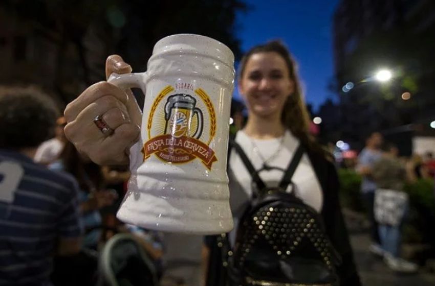 elorigendelgol's tweet photo. @PatonGuzman @TigresOficial @MuniRosario @rosario_turismo @pablojavkin @alferdez @AmbienteyEP #Rosario Y un plan imperdible es disfrutar de una buena cerveza y algo de su rica gastronomía en alguno de los corredores más conocidos, como Pichincha o Pellegrini. https://t.co/TDLDtOF30z