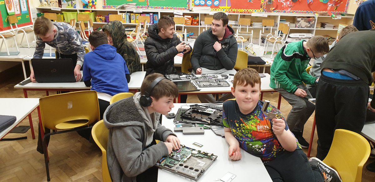 Edenderry_coder's tweet image. For that last few sessions, we've been taking some older laptops apart to explore the parts
Lets hope we can put them back together!! ;)