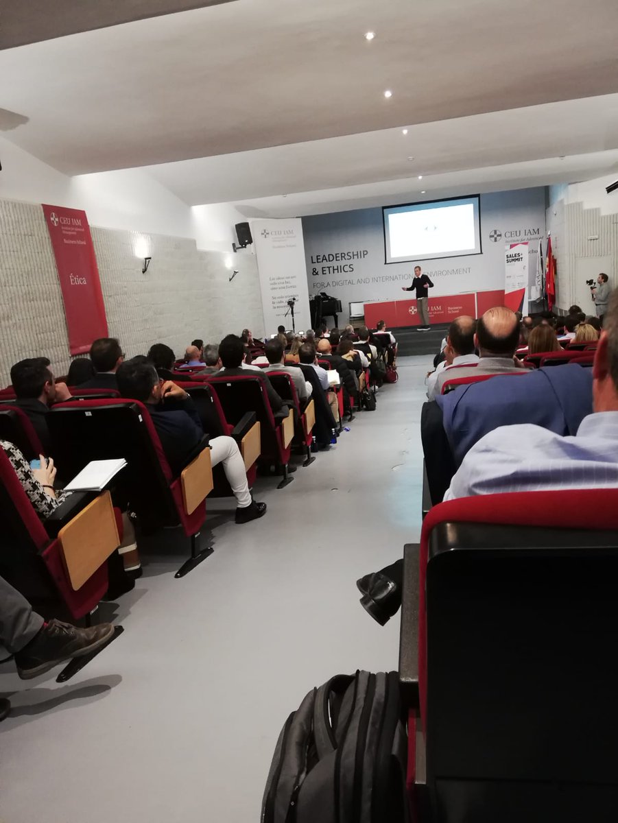 "Si no tienes dinero para contar una historia a lo grande, mejor utiliza el humor". - <a href="/joseluismoro/">jose luis moro</a>.
#salessummit #yovendo20