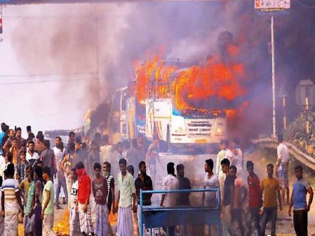 Started crying foul on how the protestors will pay with  @bdutt leading the photo sessions and interviews of such protestors family. Worst affected during that time was West Bengal where state govt gave free hand to rioters to burn, destroy and loot. Trains were burnt,people10/n