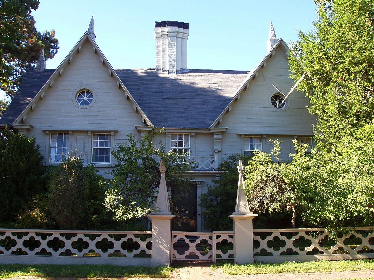 the oldest house in town, in fact, is this, the Pickering House, which at its core is early 1660s,but got a funny little carpenter gothic facade 200 years later. it was lived in by members of the Pickering family until 1998.