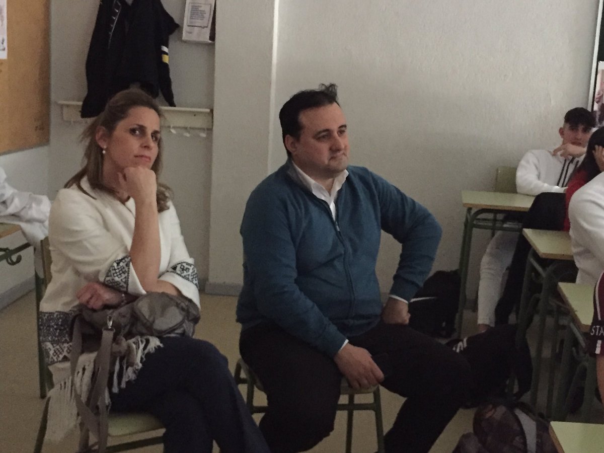 RYvoluntarios's tweet photo. Marta y José Ángel, de @FundacionDravet, visitando el cole y las iniciativas de los alumnos para visibilizar el síndrome de Dravet https://t.co/UvzQTiRBn4