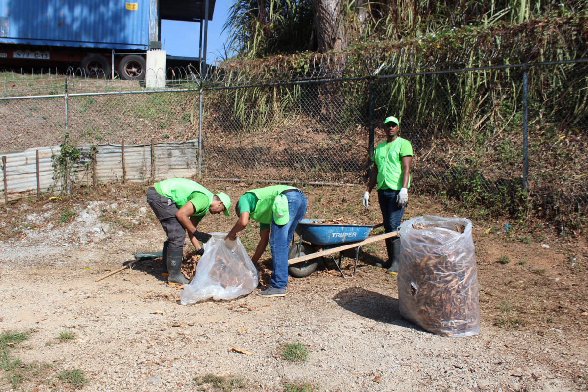 PenitenciarioPA's tweet photo. Privados de libertad del programa de resocialización #Extramuro realizan labores de limpieza, pintura de salones y sillas en el C.E.B.G. Presidente Roosevelt, como parte de las acciones que efectúa el @MinGobPma y el @MeducaPma para el inicio del año escolar 2020 #UnidosLoHacemos https://t.co/5OxuUKFqRl