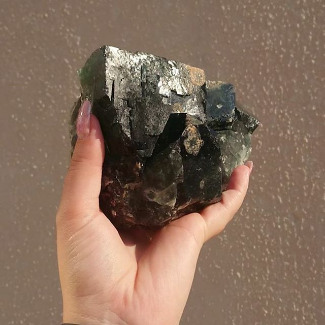 ZAminerals's tweet photo. An amazing Large cubic Fluorite cluster from Madagascar 🇲🇬 😍!
.
.
This beauty Adrian has been holding onto because of the sizey cubes and wonderful blue zoning!💙If you look closely you can see some deep blue zoning in the crystal face 😁
.
.
Weight 💪 … https://t.co/KbFA2ZXi6o https://t.co/LaiPDefAjQ