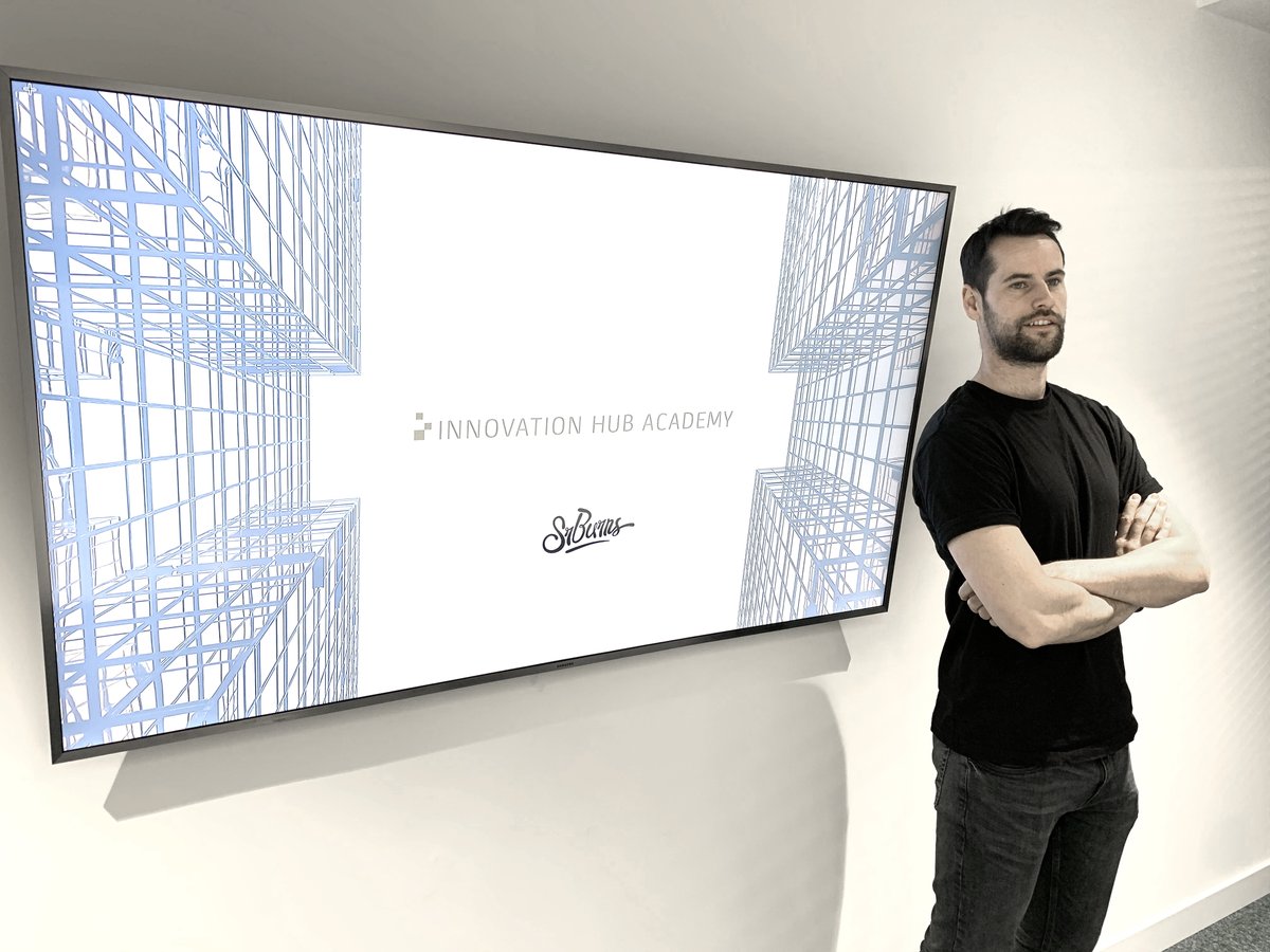 Hoy nuestro compañero <a href="/sancha_seo/">Carlos Sancha | SEO</a> ha inaugurado de manera oficial la Innovation Hub Academy de SrBurns, una serie de sesiones de formación internas sobre todo lo relacionado con el mundo de la innovación, la tecnología y el análisis e interpretación de #data.