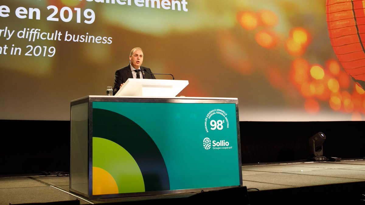 Enraciné en région et misant sur sa force collective, Sollio Groupe Coopératif contribue à nourrir les gens en veillant à la prospérité des familles agricoles pour assurer au monde un avenir durable. - M. Gervais, Président en ouverture d'Assemblée.