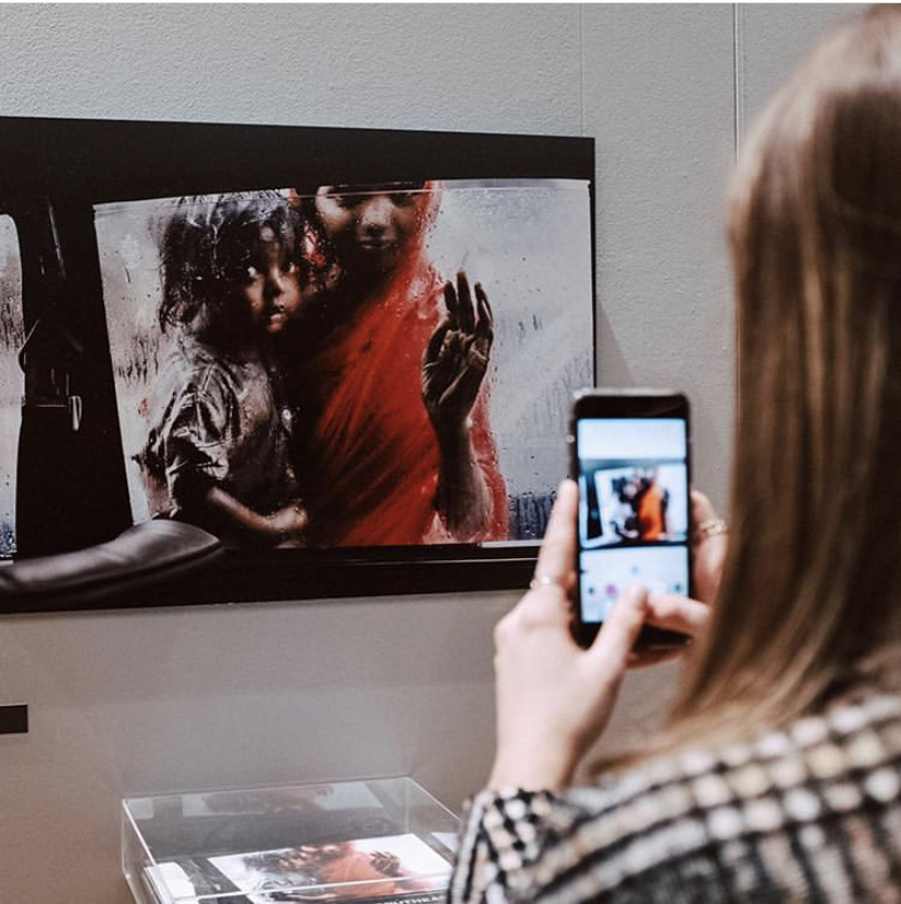 Visit_Different's tweet image. #McCurryMonza | «Non dobbiamo leggere per dimenticare noi stessi e la nostra vita quotidiana, ma al contrario, per impossessarci nuovamente, con mano ferma, con maggiore consapevolezza e maturità, della nostra vita» (H. Hesse). 

Aspettando di riaprire!
🔗bit.ly/2I22DxO