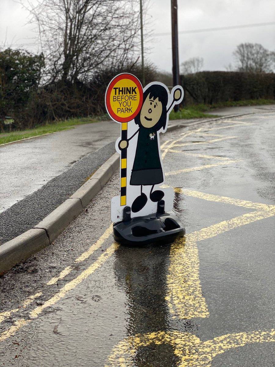 SchoolParkSafe's tweet photo. A message from the PCSO @WinchesterCops  a wet &amp; cold morning &amp; we’ve been trying to educate people dropping off at @StJohnsWaltham to park sensibly #WalthamChase Thank you to @SwanmoreCSO, the Junior Road Safety Officers for your time passion #RoadSafety https://t.co/lK9vbdZW4h