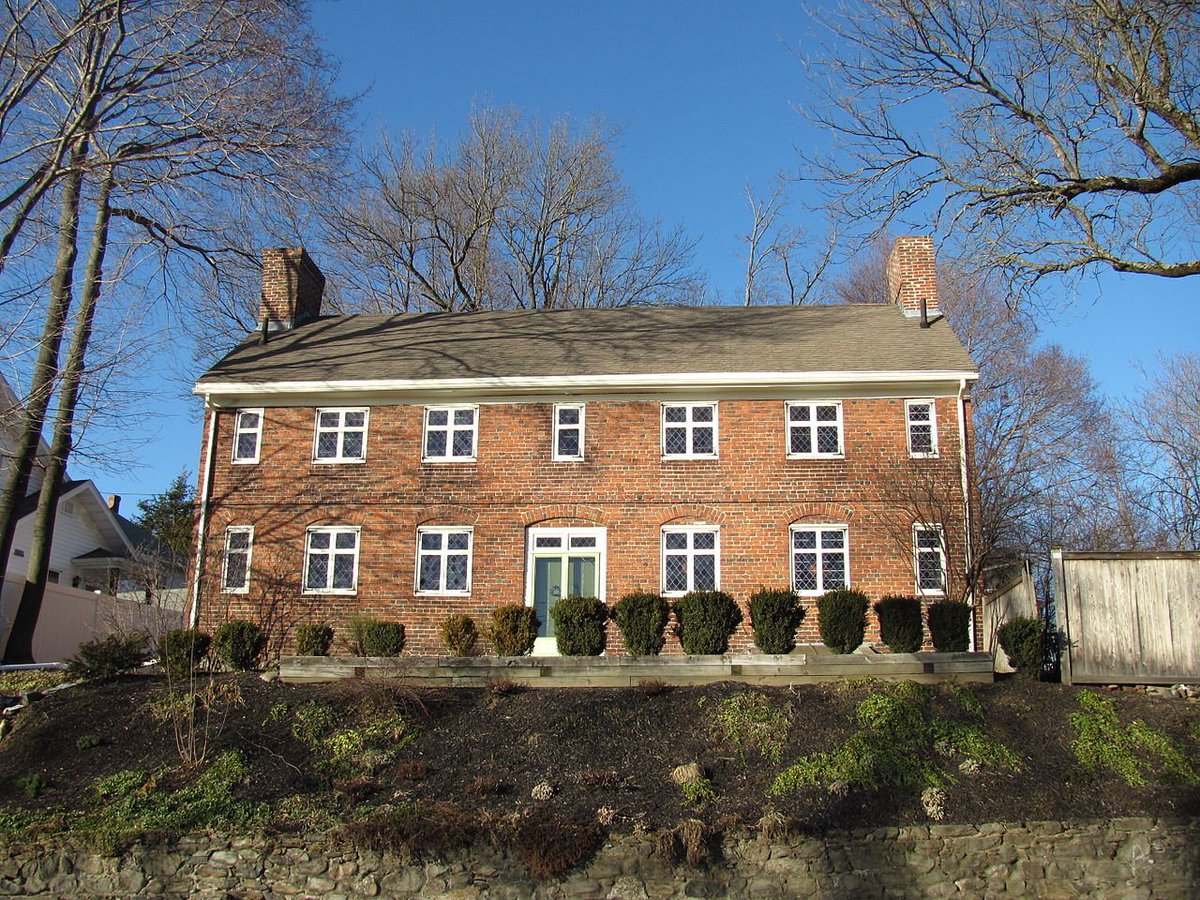 to me though one of the other interesting things about this part of the state and country are the *brick* houses: these are all late 17th/early 18th century and showcase a pleasingly similar style to the wooden houses, but with that very different texture.