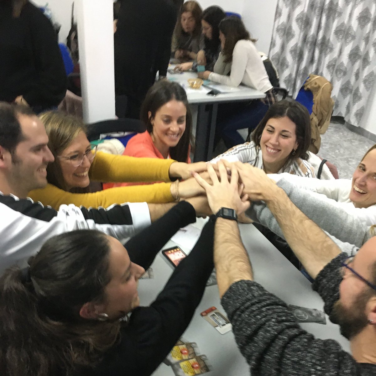 Seguimos con la formación de experiencias de escape en entorno educativo en <a href="/JerezCpr/">cprjerez</a> . El grupo es extraordinario!Atento, interesado y divertido.Lo estamos pasando fabulosamente bien. Y surgen ideas y aplicaciones con tanta facilidad.👏🏻👏🏻
Un claro ejemplo de #diversiónyvictoria